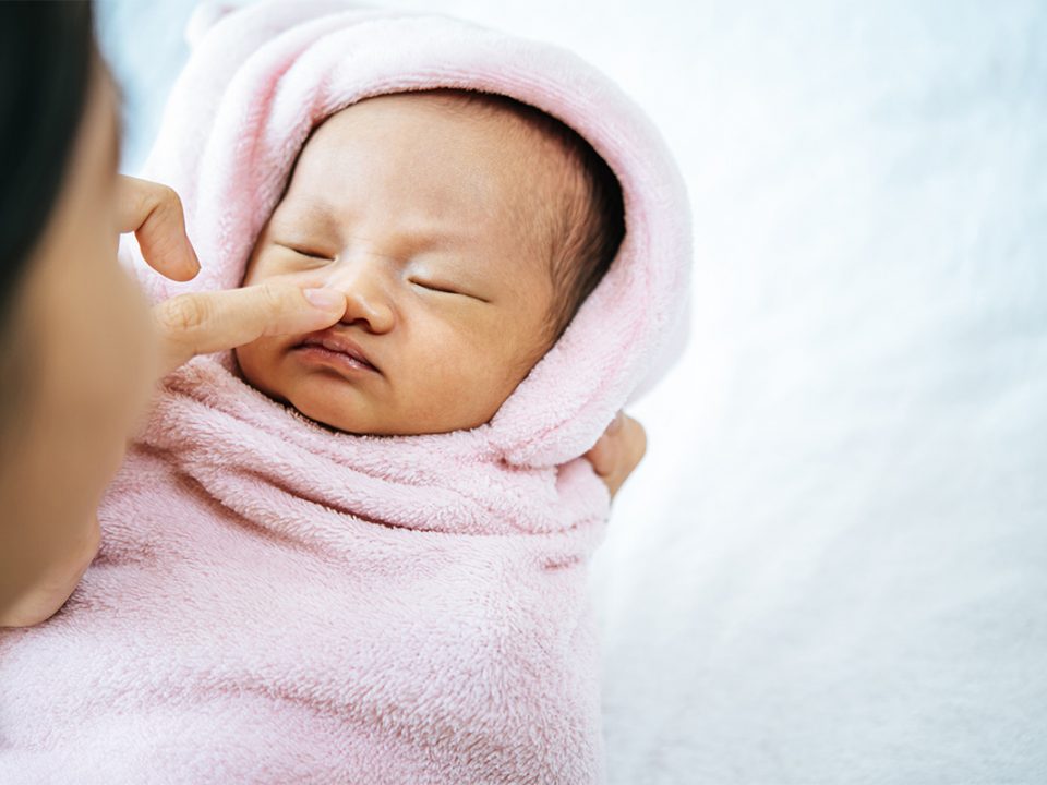 Membersihkan Hidung Bayi