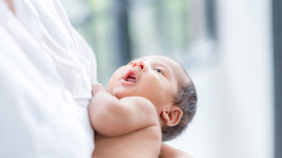 Cara menggendong bayi