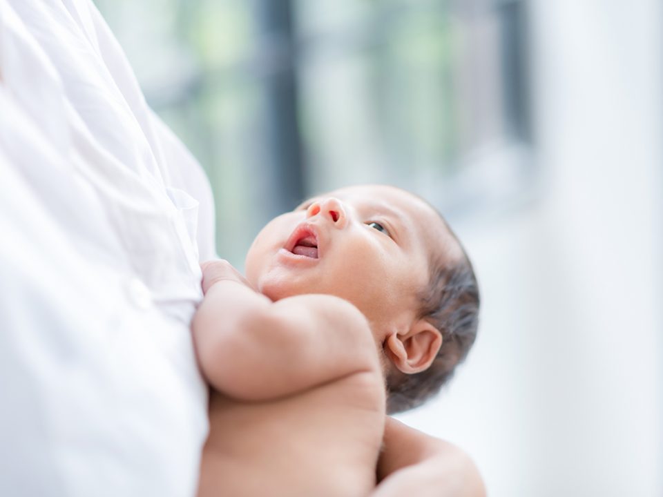Cara menggendong bayi