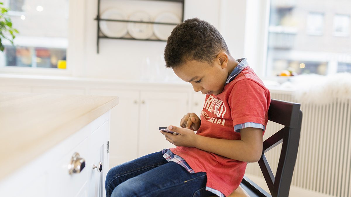 Anak main game