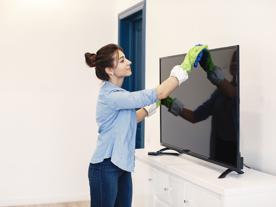 Cara Membersihkan TV