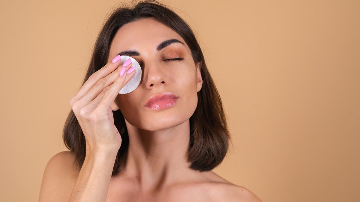 Membersihkan makeup