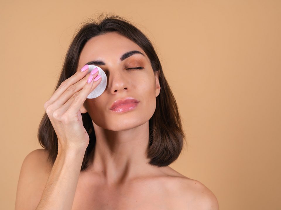 Membersihkan makeup