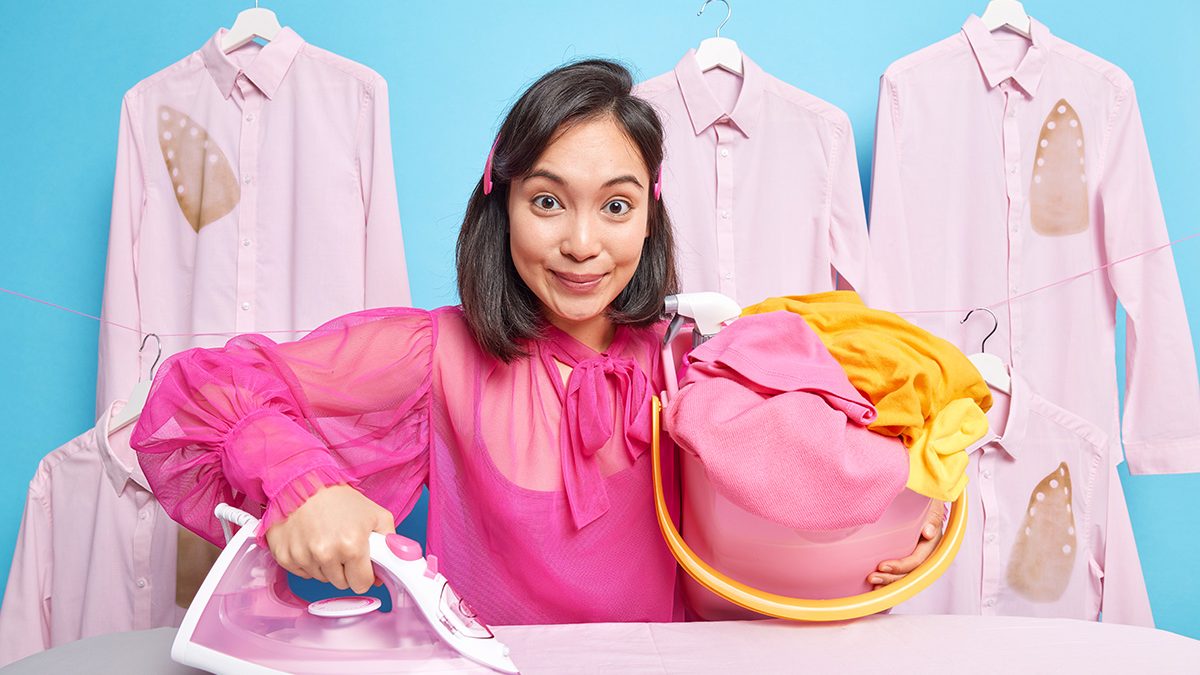 Menyetrika baju