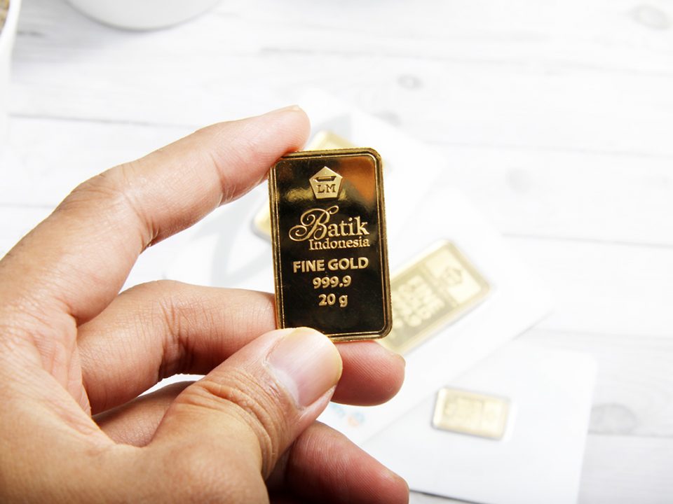 Menjual emas