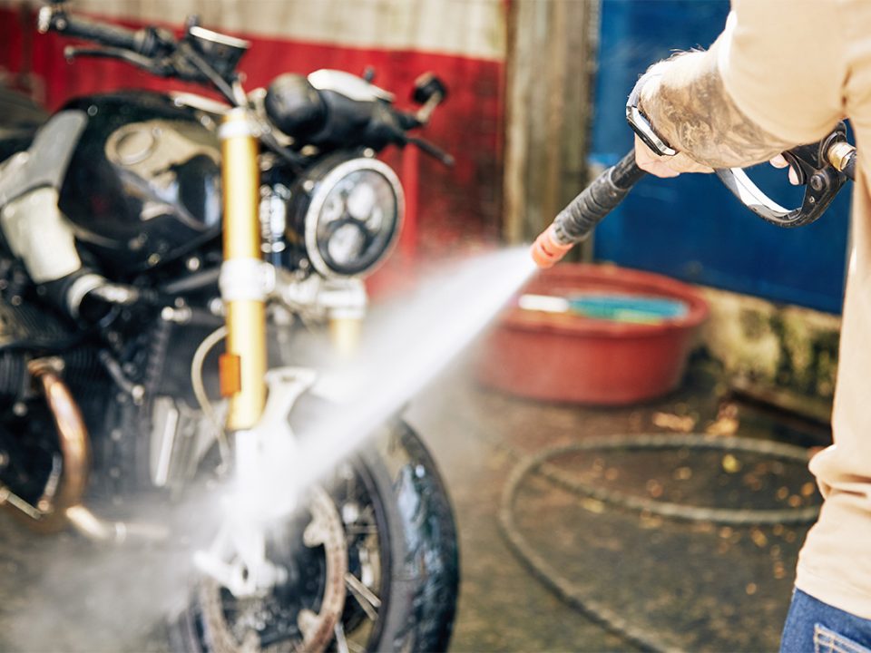 Cara mencuci motor