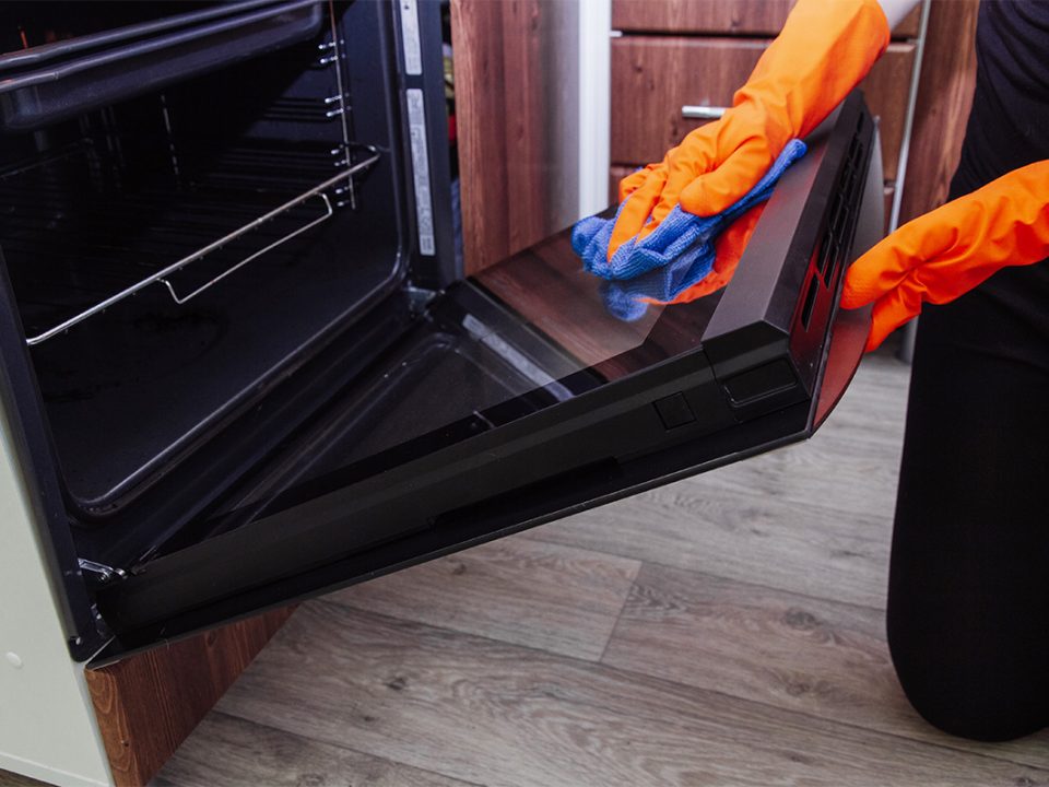 Cara membersihkan oven