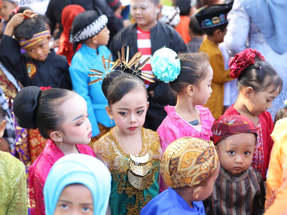 Mengajarkan toleransi