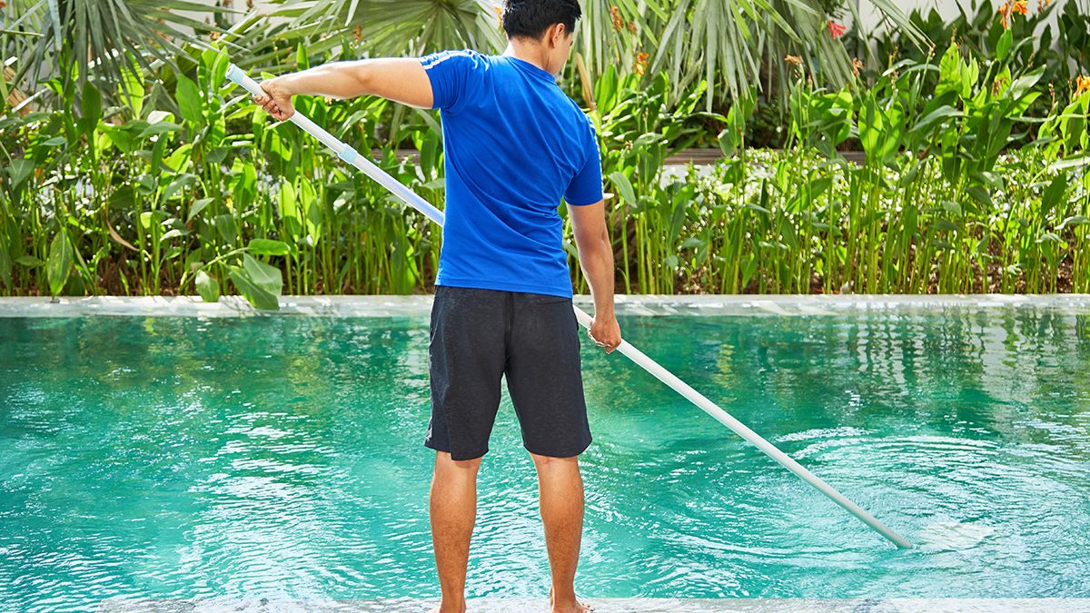 Membersihkan Kolam Renang