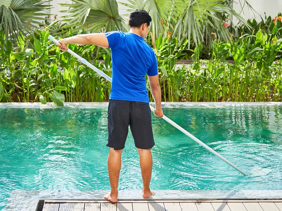 Membersihkan Kolam Renang
