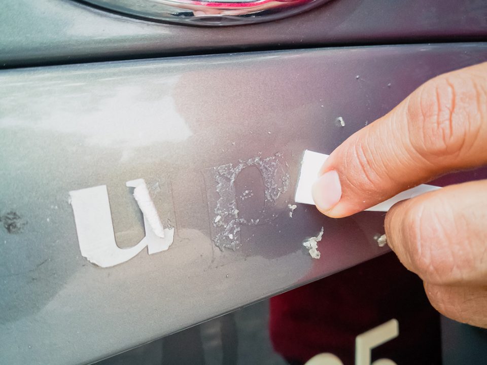 Menghilangkan Bekas Stiker