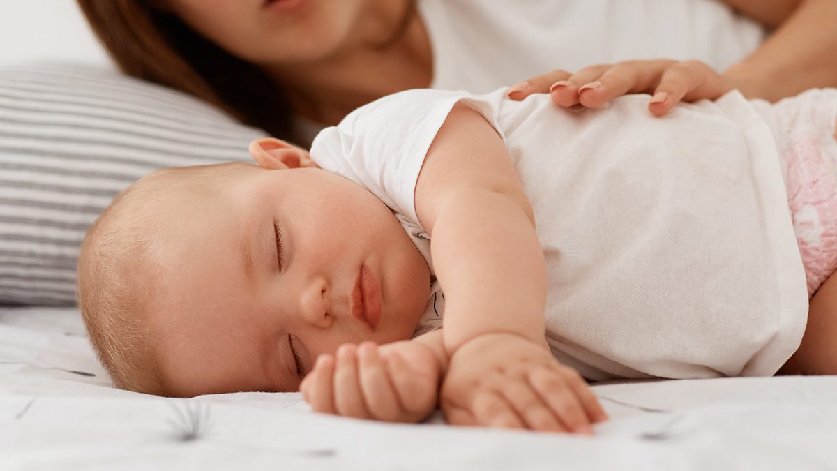 Bayi tidur miring