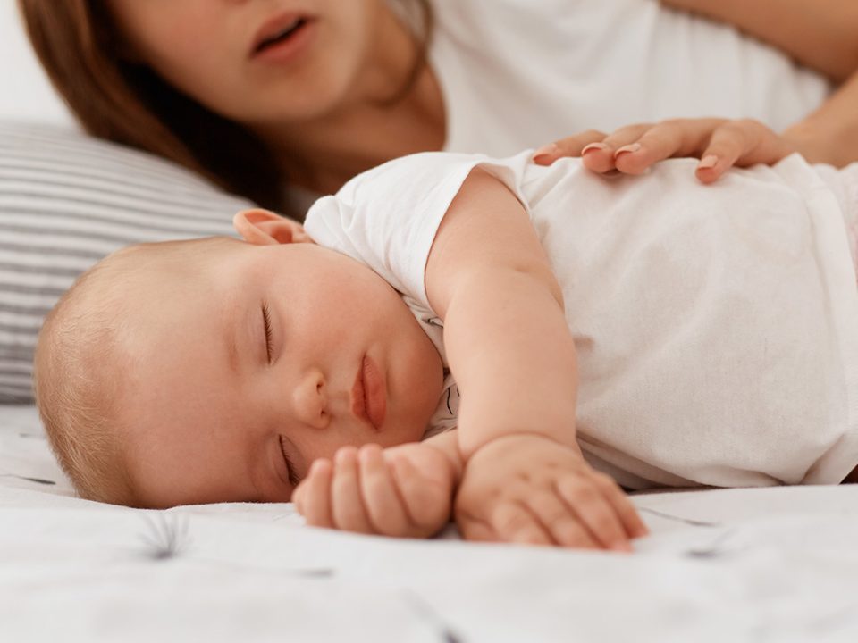 Bayi tidur miring