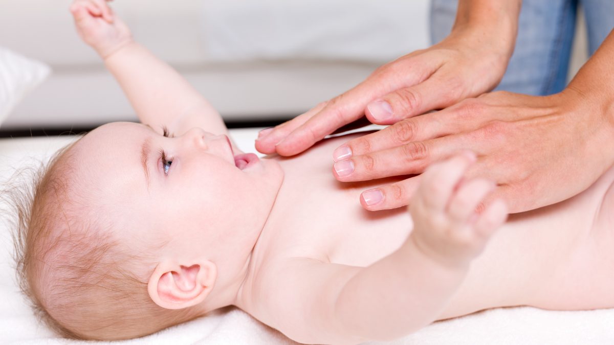 Mengatasi perut kembung bayi