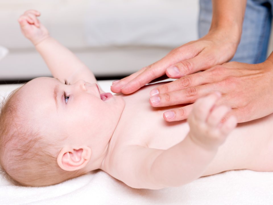 Mengatasi perut kembung bayi