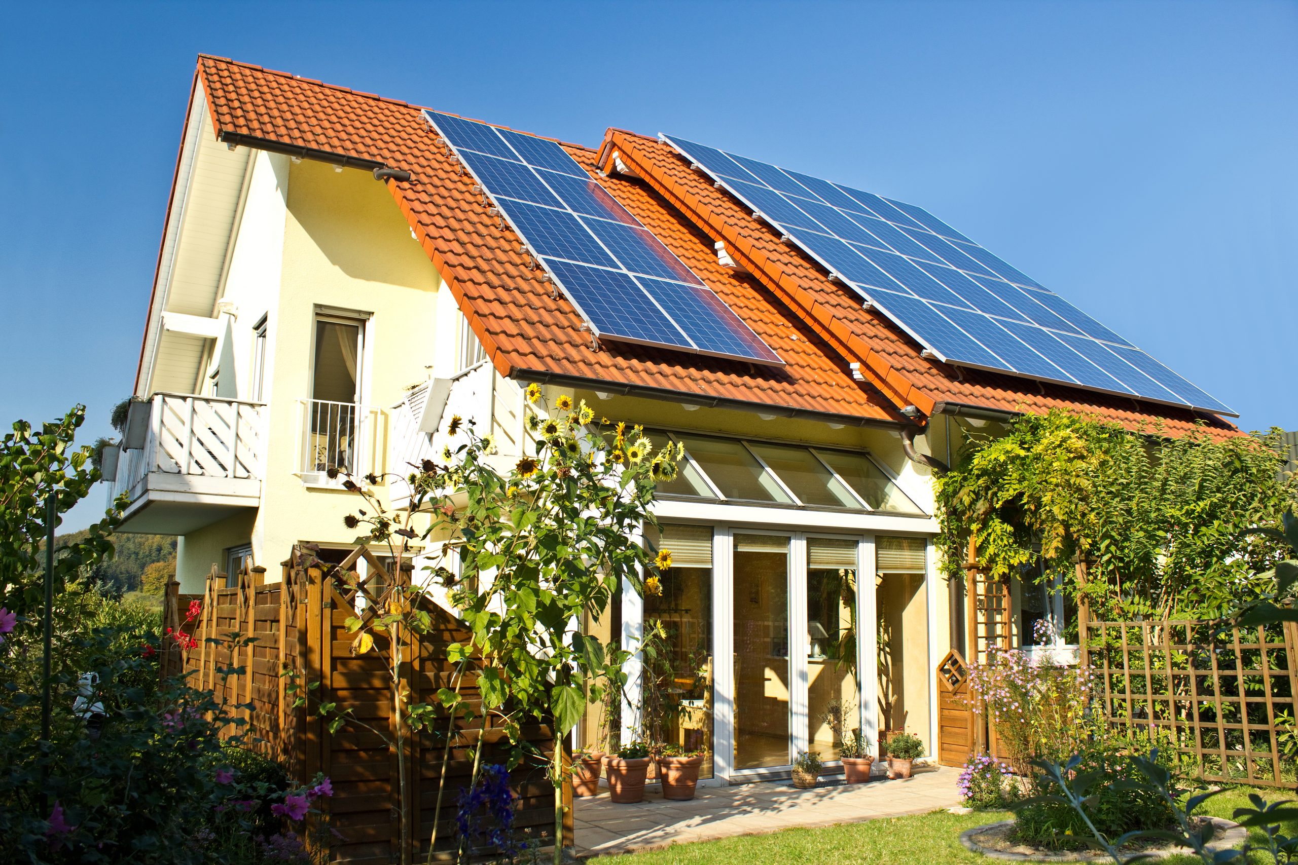 panel surya di rumah