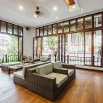Membuka jendela mengatasi rumah bau