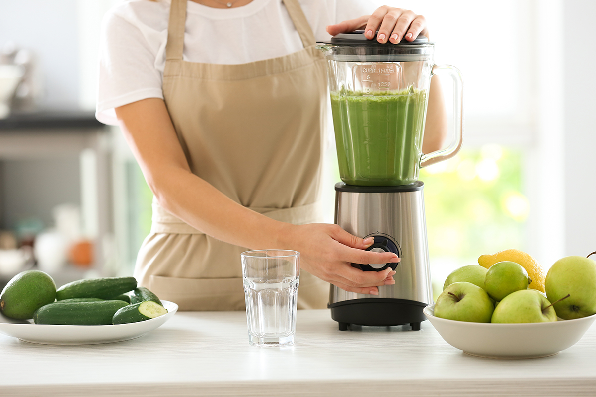 menghilangkan bau pada blender