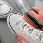 Membersihkan sepatu putih