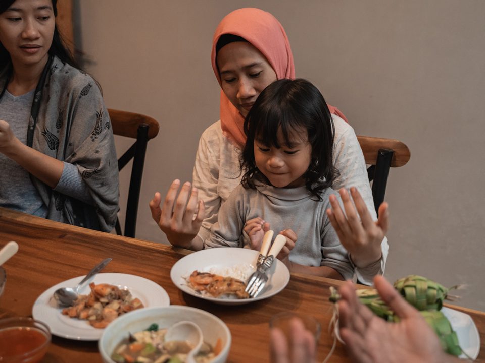 Cara membangunkan anak sahur