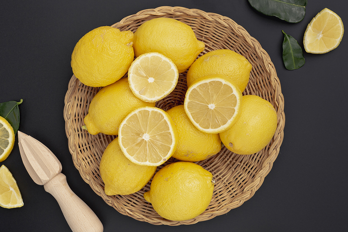 Bibir merah alami dengan lemon