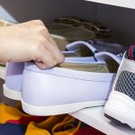 cara menghilangkan bau sepatu