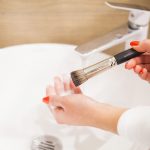 membersihkan brush makeup