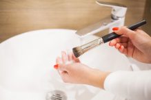 membersihkan brush makeup