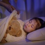 Cara membiasakan anak tidur sendiri