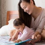 Manfaat membacakan buku pada bayi