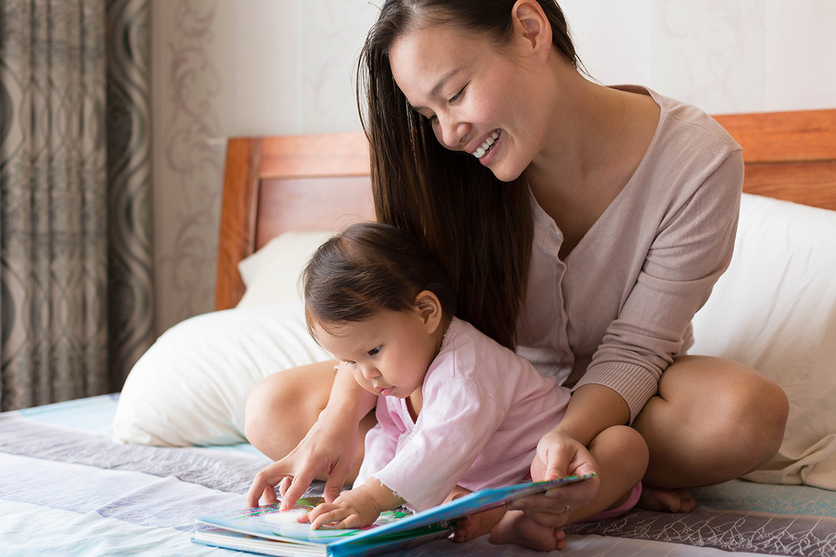 Manfaat membacakan buku pada bayi