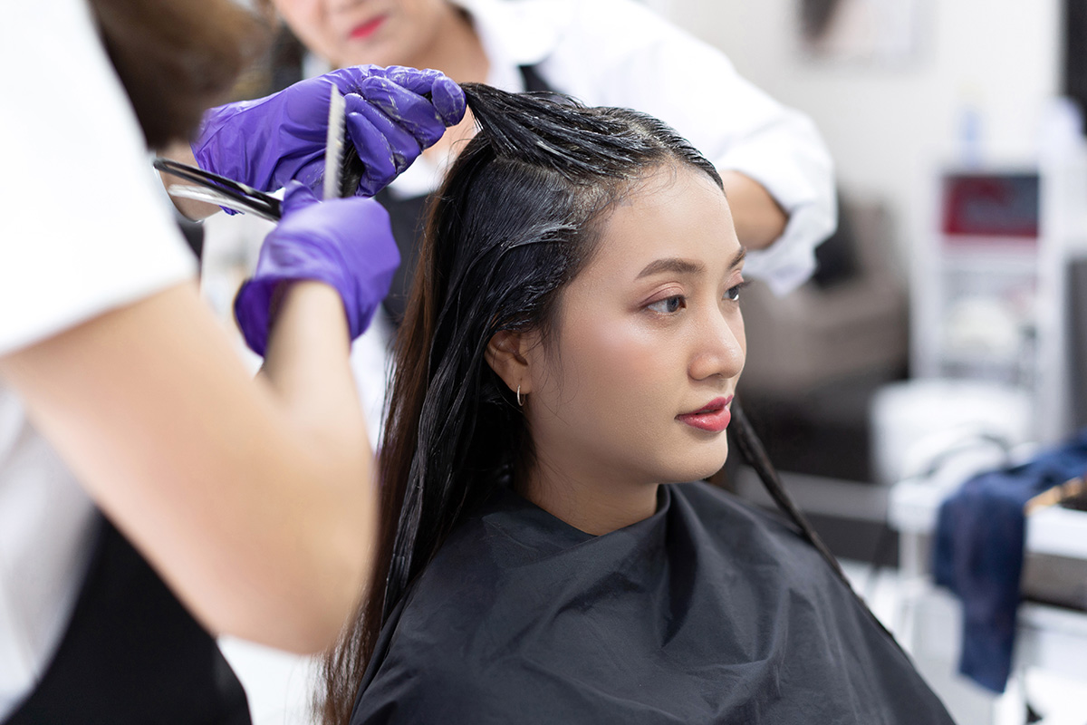 Penyebab rambut rusak karena cat rambut dan bleaching