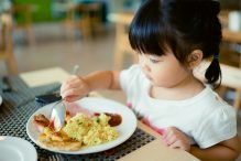 anak makan sendiri