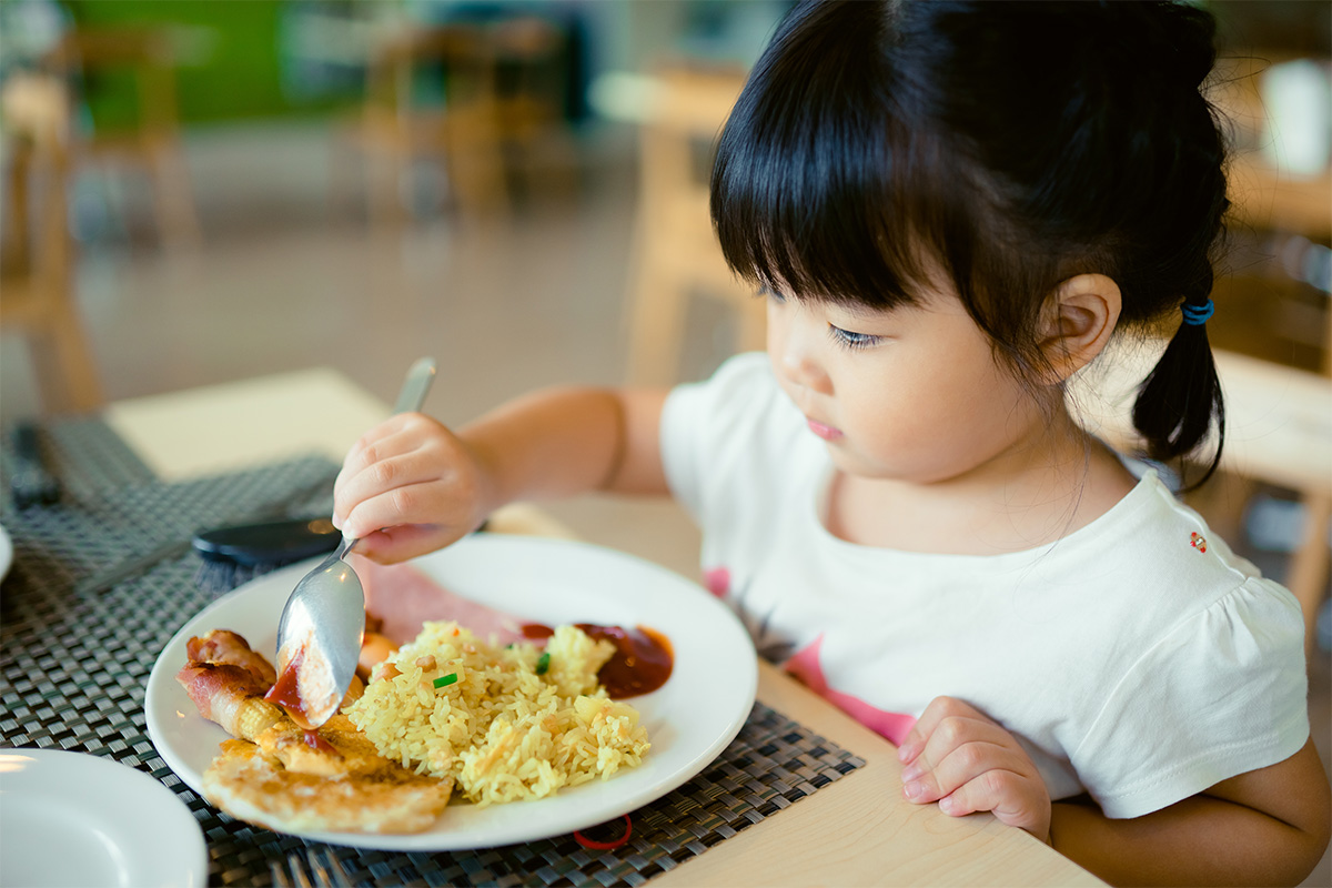 anak makan sendiri
