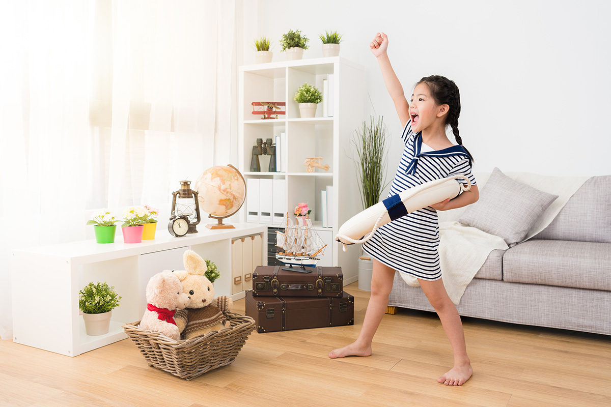 Bermain peran permainan anak di rumah