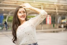 Sunscreen bermanfaat mencegah kerutan di dahi