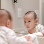 manfaat bercermin pada bayi