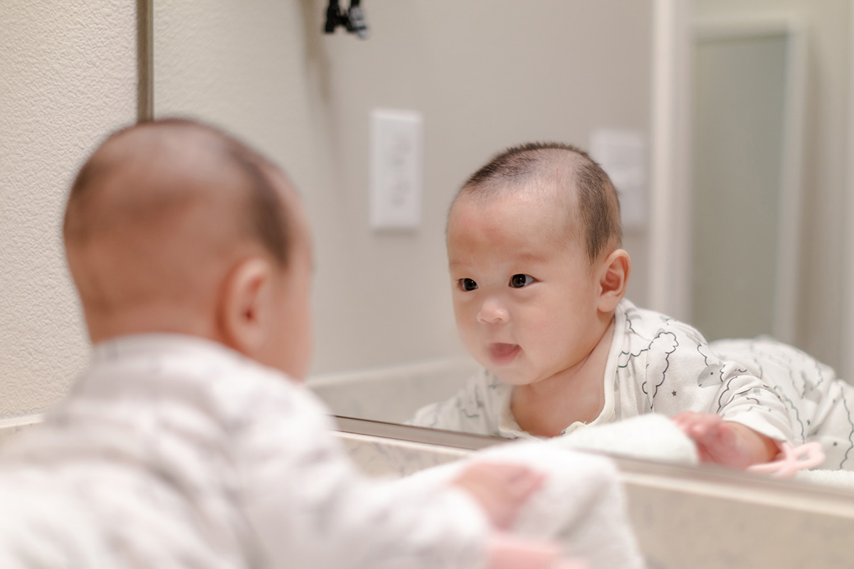 manfaat bercermin pada bayi