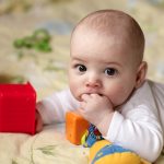 cara melatih bayi tengkurap