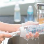 Mencuci botol dan mensterilisasi susu bayi