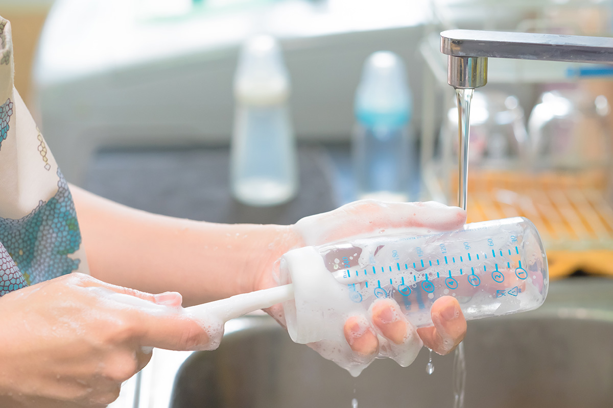 Mencuci botol dan mensterilisasi susu bayi