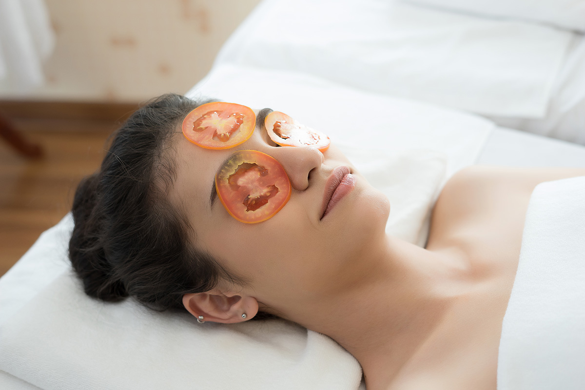 Masker tomat untuk mengatasi lingkaran hitam
