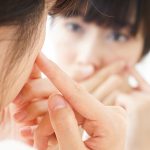 Cara menyamarkan jerawat dengan makeup