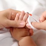 Memotong kuku bayi