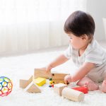 Permainan sentuh dan tebak anak di rumah