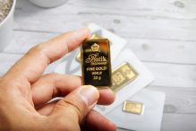penyebab harga emas naik