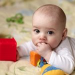 cara stimulasi bayi merangkak