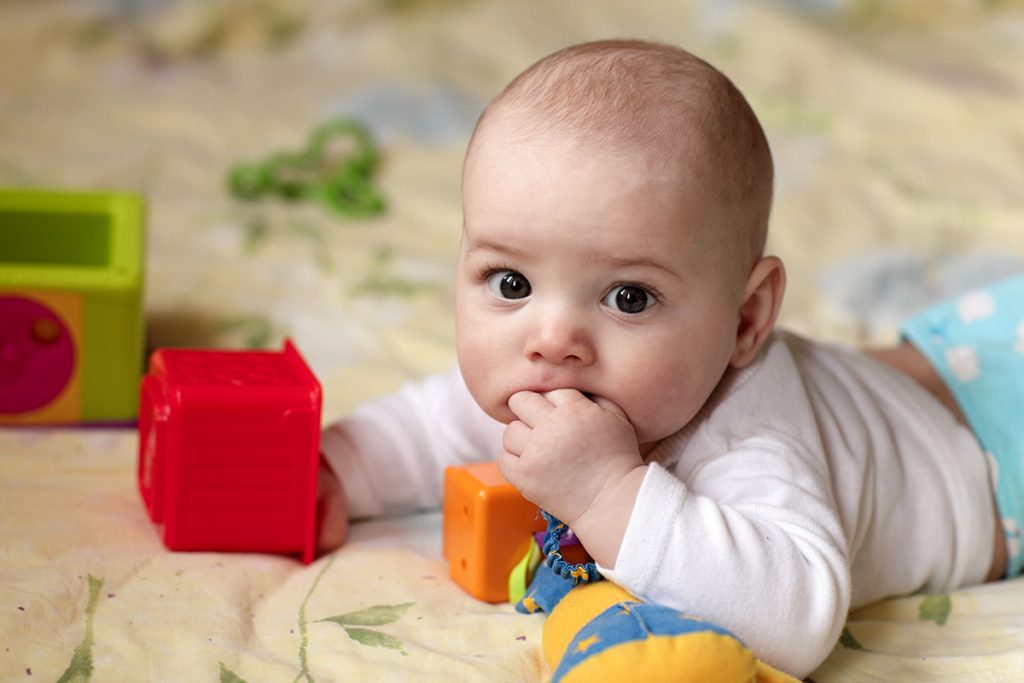 cara stimulasi bayi merangkak