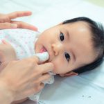 cara membersihkan lidah bayi