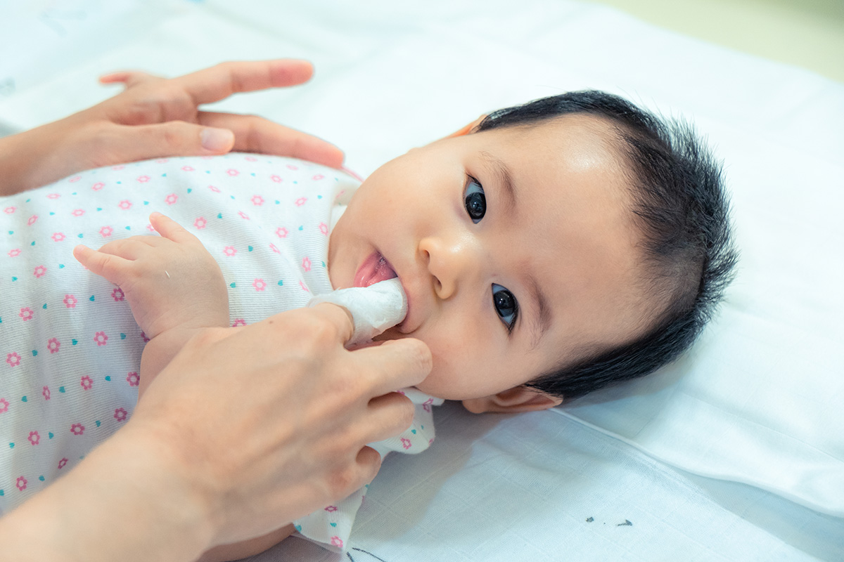 cara membersihkan lidah bayi